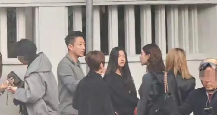 汪小菲一家五口同框，马筱梅肚大如罗身材纤细，玥儿表现令人担忧