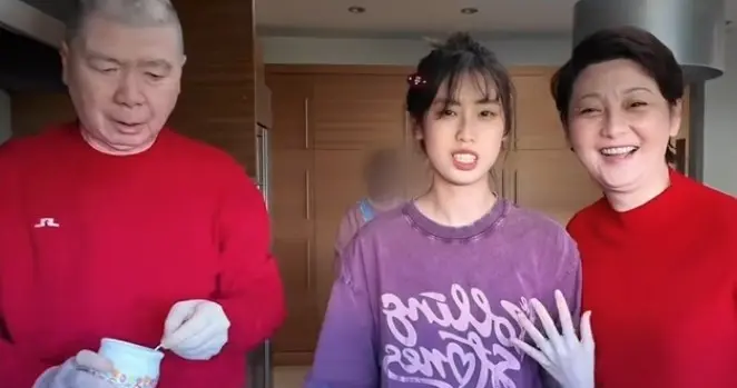 徐帆夫妇飞美国陪女儿过春节，一家三口包饺子，冯小刚拌饺子馅