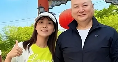 丧妻不到3月, 迟重瑞的最新动态! 与年轻女子挽手出行? 他还会再婚吗