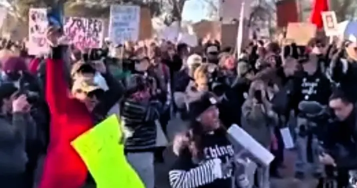 美国街头怒火燃烧，执法者变施暴者，美国正为失控的权力付出代价