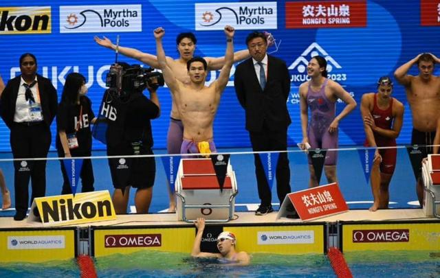 3分38秒57！覃海洋张雨霏出战，中国队4×100混合泳接力摘金