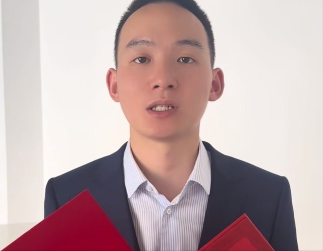 谢浩男母子捐款50万，细节让网友泪目！同一时间郑琴晒出了离婚证