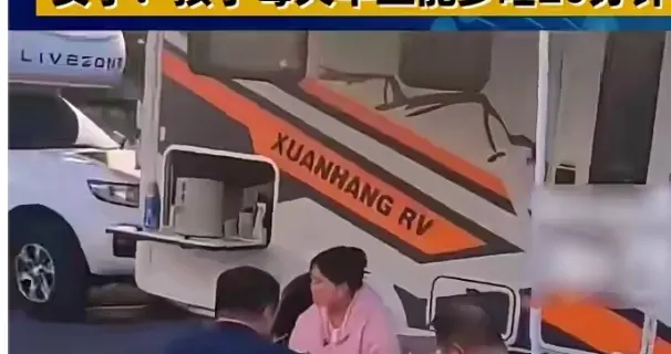 20万买房车停在学校旁边的公园，只为让孩子每天多睡20分钟。