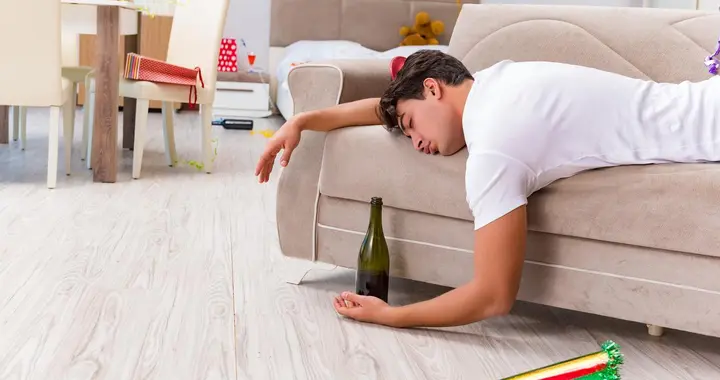 深夜醉酒的表哥送来两箱方便面，成为我未来一个月的口粮