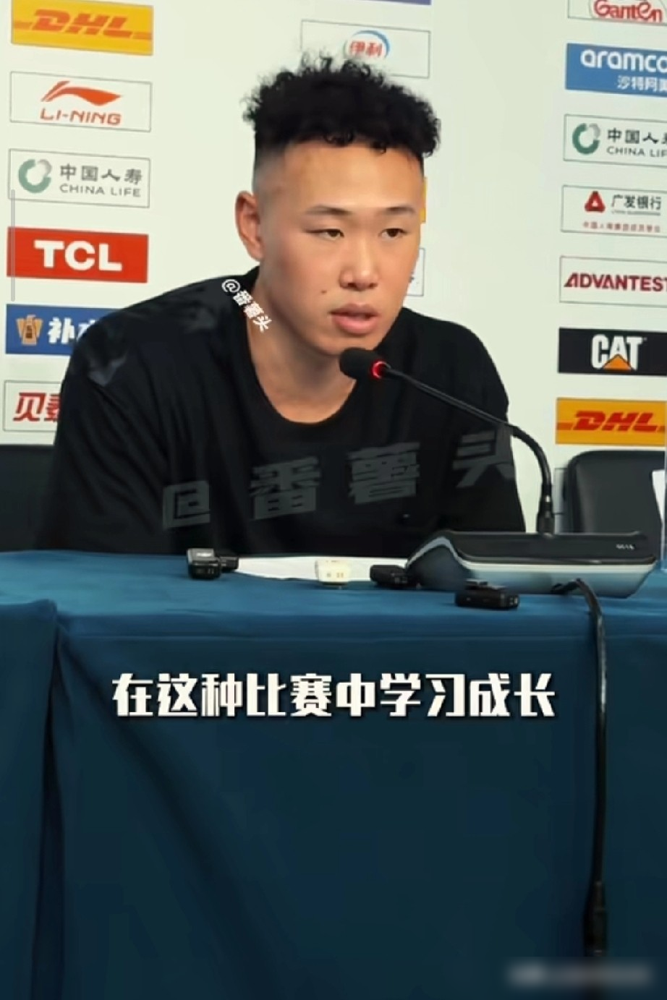 刚拿MVP，就被打回原形？贺希宁季后赛G1只拿6分，11次出手哐哐打了...