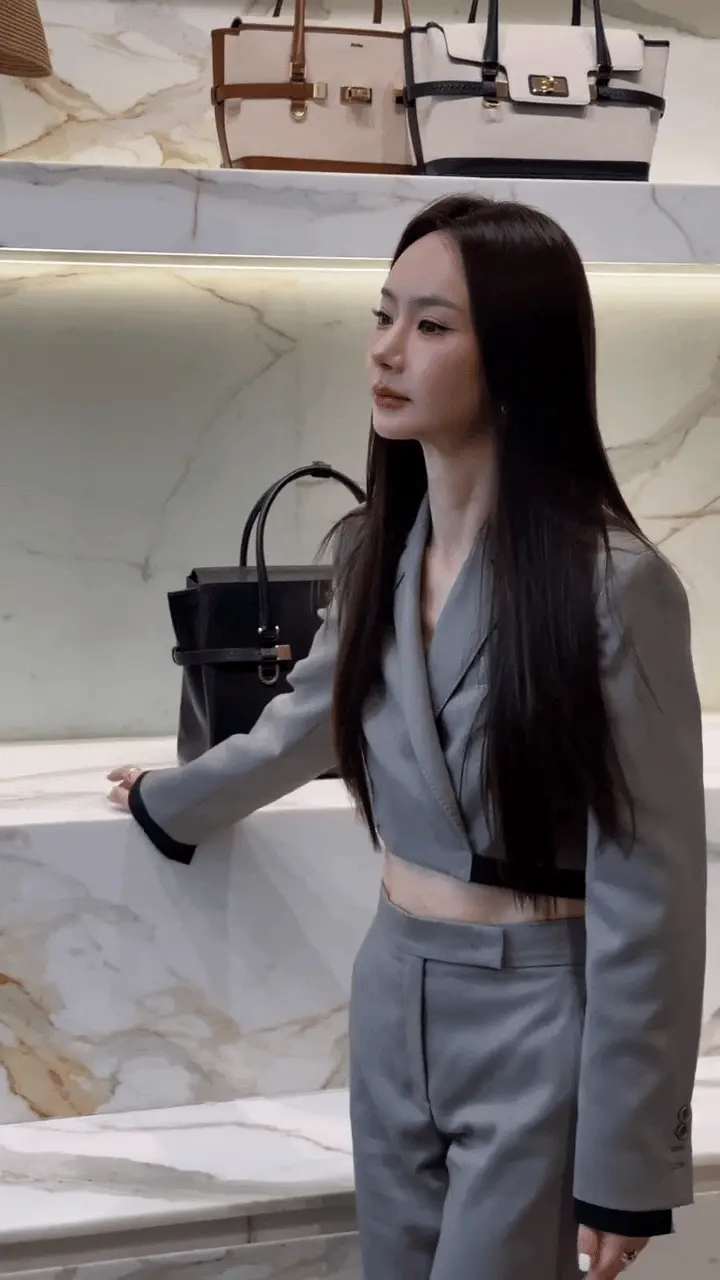 顾青璃：戚薇这也太瘦了吧！小腹上一点多余