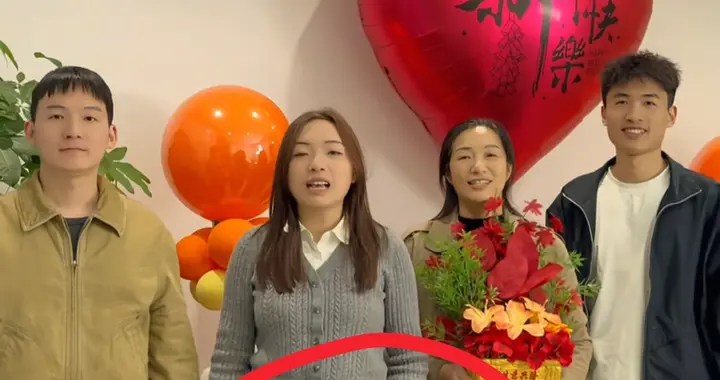 谢浩男大妹讨红包耍宝曝光！穿红毛衣，备战直播超给力！