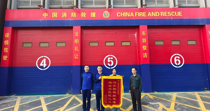 天长一75岁老人戒指卡手苦不堪言，天长消防巧手摘除 “紧箍”