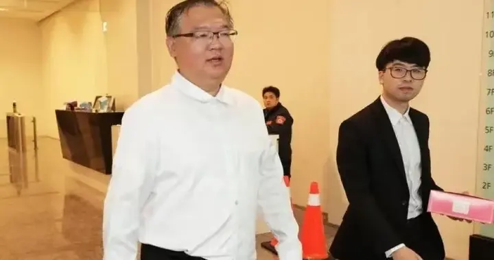 金溥聪拿出关键铁证，指控萧旭岑后，李德维反应亮了，非常不一般