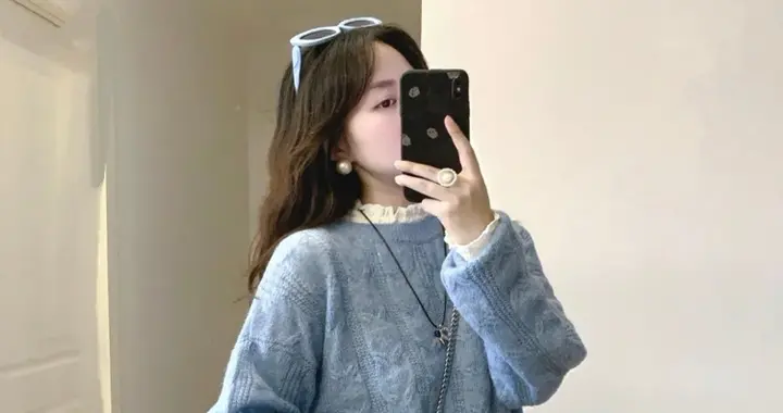 今年秋冬“松弛感毛衣”太好看了，这样穿更时髦减龄！