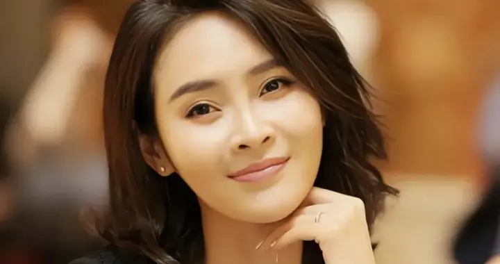 演员于明加：与文章仅同学，不熟，却第一个送花篮，原因竟是这个