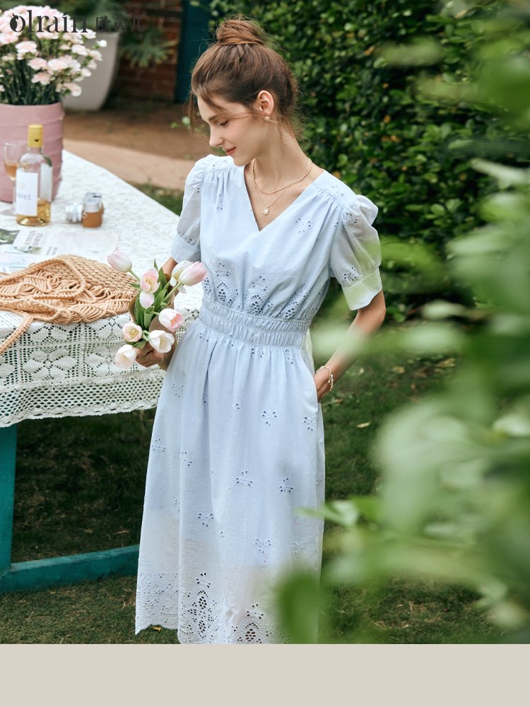 法式蓝色田园风V领镂空设计感收腰连衣裙