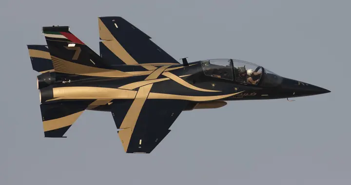外军的飞机就是漂亮！阿联酋最新L-15战斗机，“土豪金”惊艳亮相
