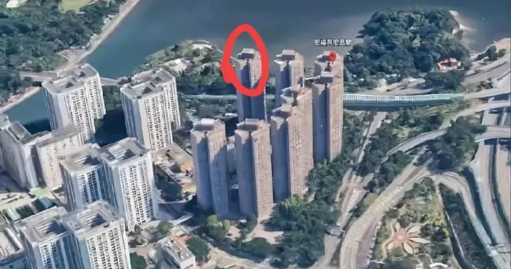 8栋楼里7栋被烧得面目全非，唯独最外围的那栋楼奇迹般幸存