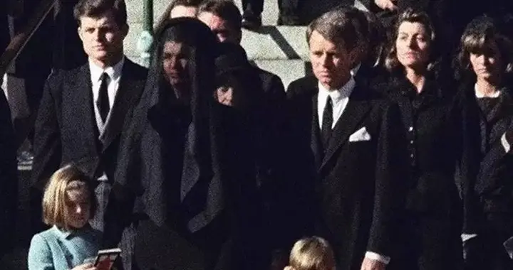 肯尼迪被刺后5年，杰奎琳为给两个孩子找靠山，下嫁62岁老丑船王