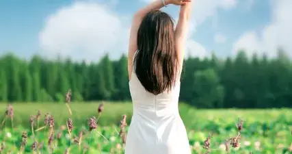 别总盯着月亮缺的一角，先珍惜手里握的光