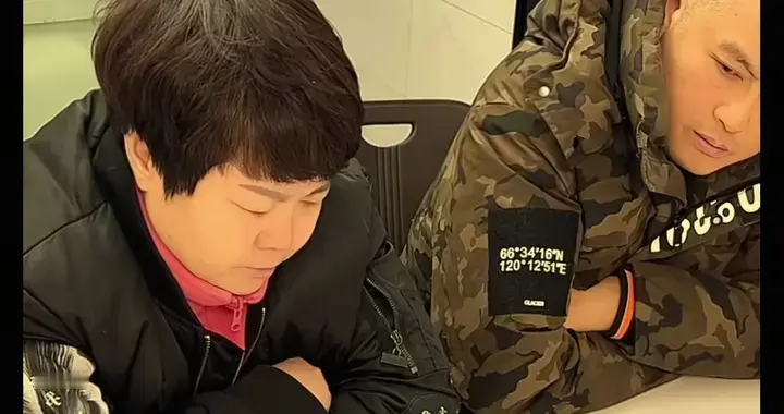 南京亲爹妈到底咋想的，弟弟网暴双胞胎哥哥 非但不阻止还推波助澜