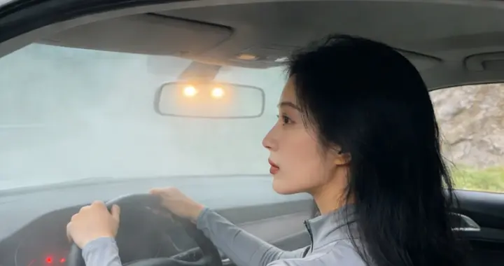 致命误区！雾天山路会车只减速？选对配置+技巧才保命