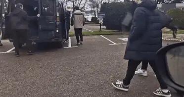 樊振东穿着情有独钟的工衣到达场馆目的地了，期待今晚打爆一切