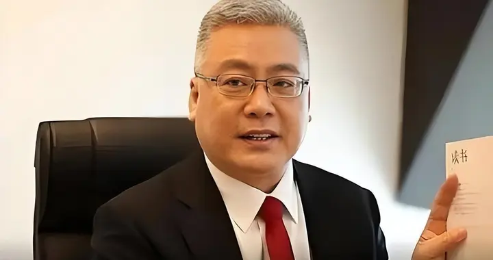 原来他们是夫妻，两位央视主持人低调多年，现在一家三口很幸福