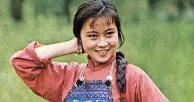 1982年，银幕上2个英姿飒爽的巾帼形象，竟由2位娟秀女星扮演