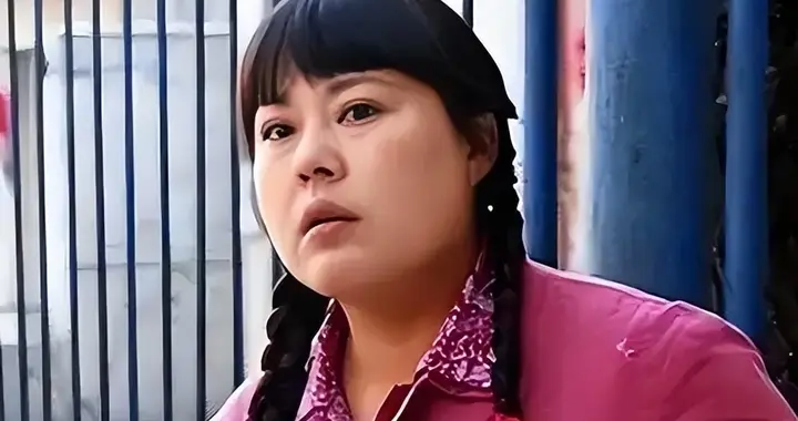 55岁李菁菁现状曝光：京郊务农每月注射，前夫在她治疗时直播分手