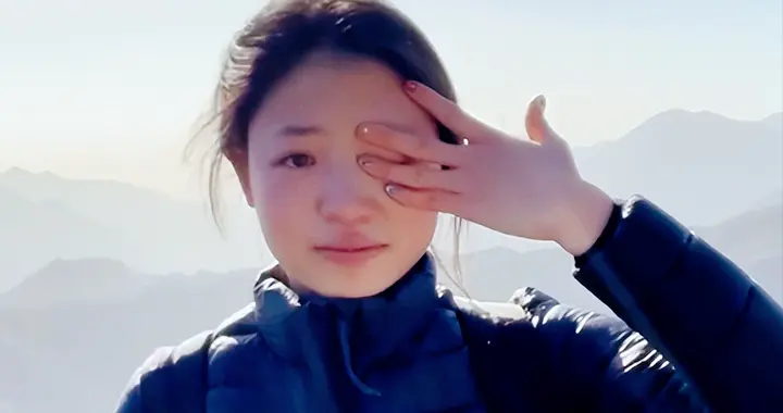 这下好了！连人民日报都下场出手，清纯女孩长城诵读哭了好几次！