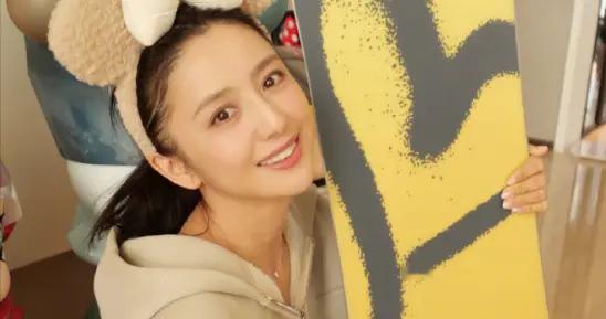 彻底藏不住了？佟丽娅自曝与苏翊鸣的关系，没给陈思诚留一丝体面