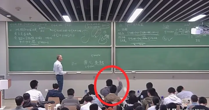 中科大少年班男生课堂上扔水杯，厅长教授机智应对，知情人谈原因