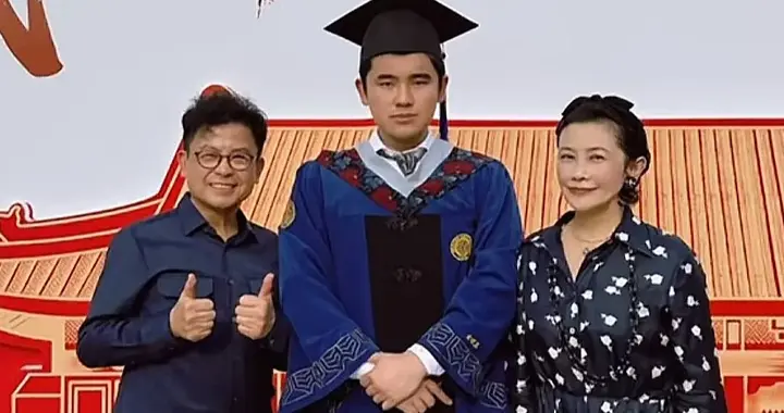 恭喜！知名港星25岁儿子北大硕士毕业，夫妻俩赴北京观礼满脸骄傲