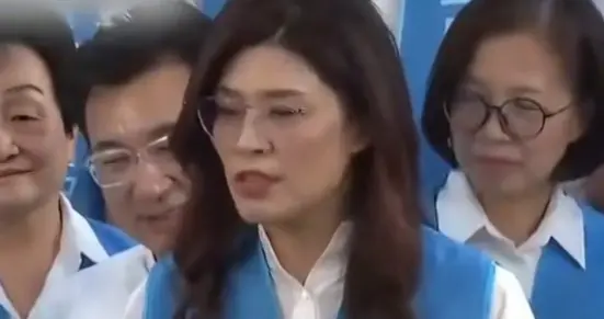 记者追问郑丽文去大陆送什么礼物？20年前连战曾收到两只国宝熊猫