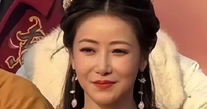 济公2开机，陈浩民陈紫函同框，一个满脸褶一个浮肿，老的不敢认