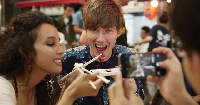 两会后老外挤爆中国， 排队穿汉服坐高铁，狂求“成为中国人”