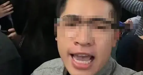 男子在地铁上高声演讲：想战胜恐惧突破自己，广州地铁回应