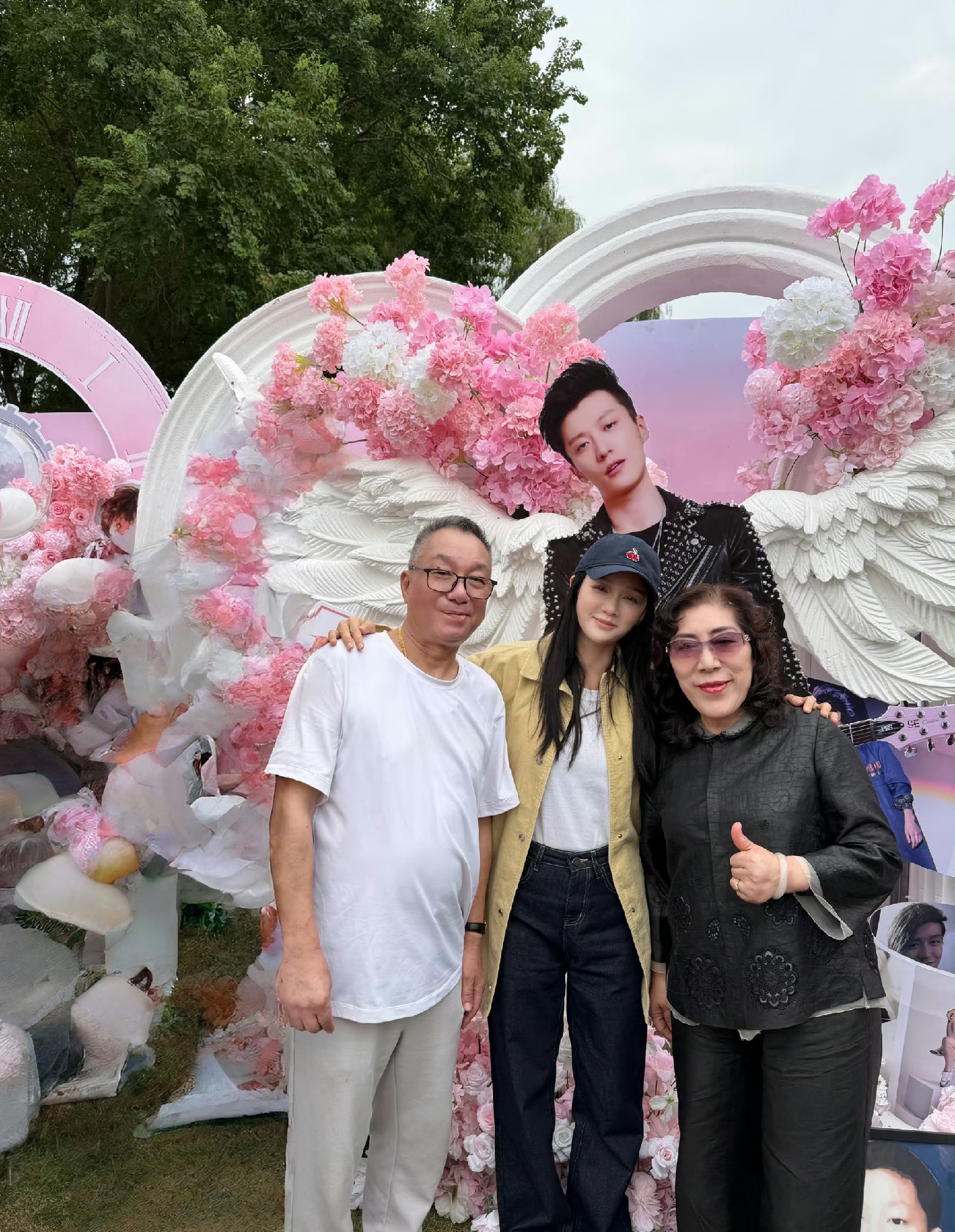 陈乔恩带老公现身上海，为老友乔任梁过生日！这已经是连续10年如此了，一...