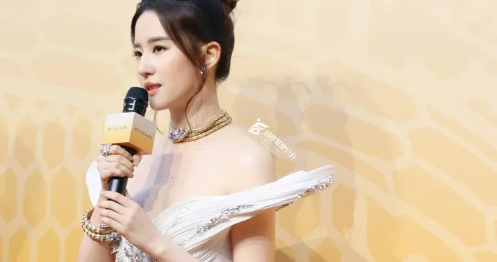刘亦菲，丸子头高定礼服