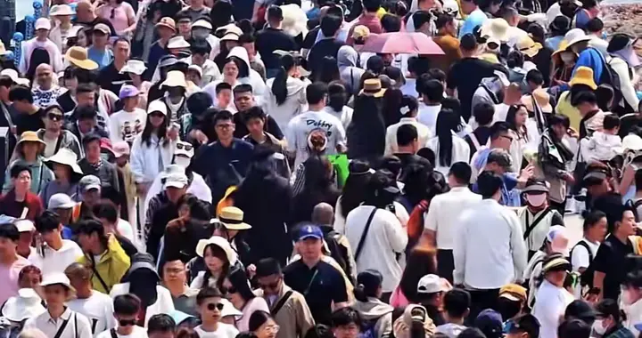 这个五一，14亿中国人集体演了一部大片，名字叫《堵神传》