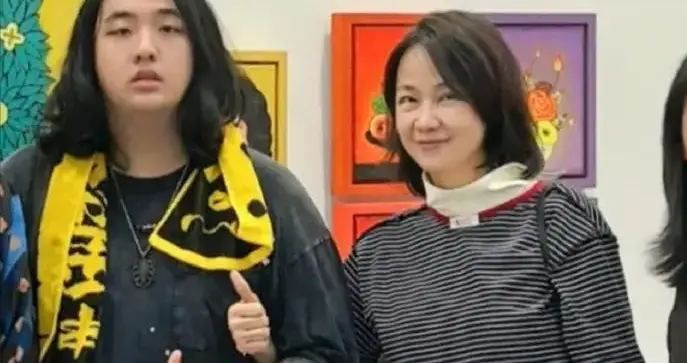 香港偶遇吴费曼，长发造型酷似大叔，妈妈王丽萍罕见出镜状态太好