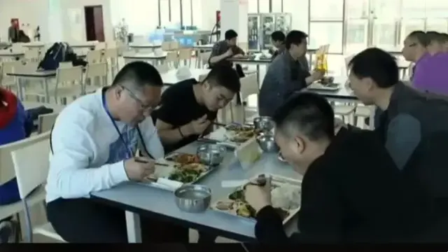 五一爆火荣昌政府食堂涌入超三千游客饭菜秒空碗难足