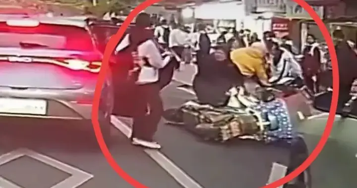 寒心！孩子开门伤人，家长冷漠驶离，事后赔偿，路人看不下去