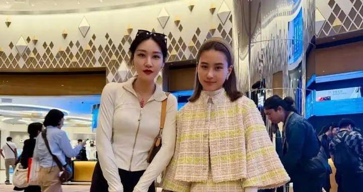 何超莲个子确实不高，知道她矮，但没想到这么矮，看着还不到1米6