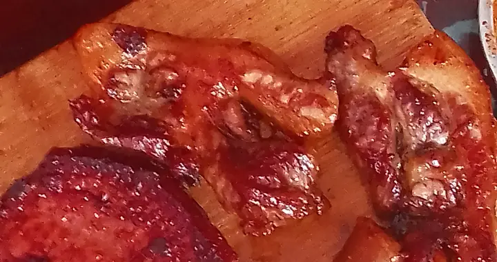 云南一位月薪3000多的爸爸给即将开学的单亲儿子做开学前烧烤