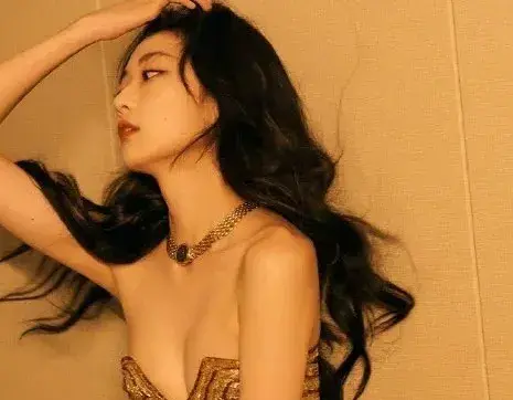 孙千穿性感透视裙被骂过度暴露！她回应我的腿需要呼吸权