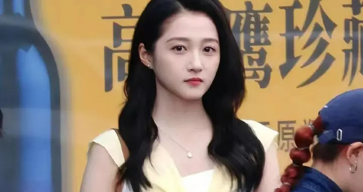 关晓彤换风格后气质大变！一袭小白裙黄色披肩，温柔减龄又高级！