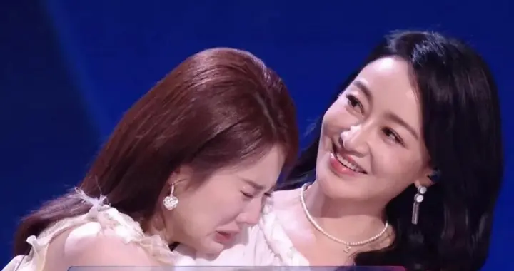 2000年，24岁赵子琪主持春晚，又美又纯，那时她还捧着“铁饭碗”