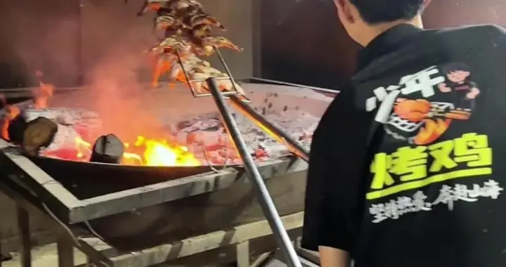 16岁烤鸡少年爆红：日赚1万是噱头，老茧藏真，谁逼他背没文化锅