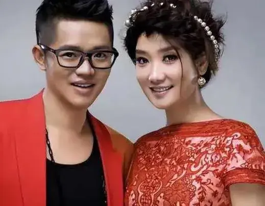 凤凰涅槃：玲花与曾毅的音乐传奇