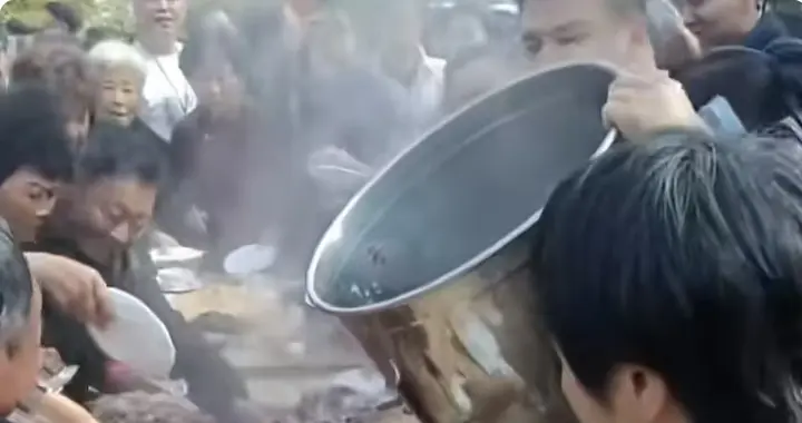 瑞安赵大姐8头猪办刨猪宴！免费大餐遭哄抢，好心办尴尬事引热议