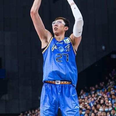 雅鹤：CBA和央视今晚都放大招儿了。央视