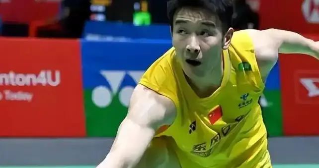 中国羽毛球公开赛：李诗沣一轮游，世界第2出局，梁王晋级16强